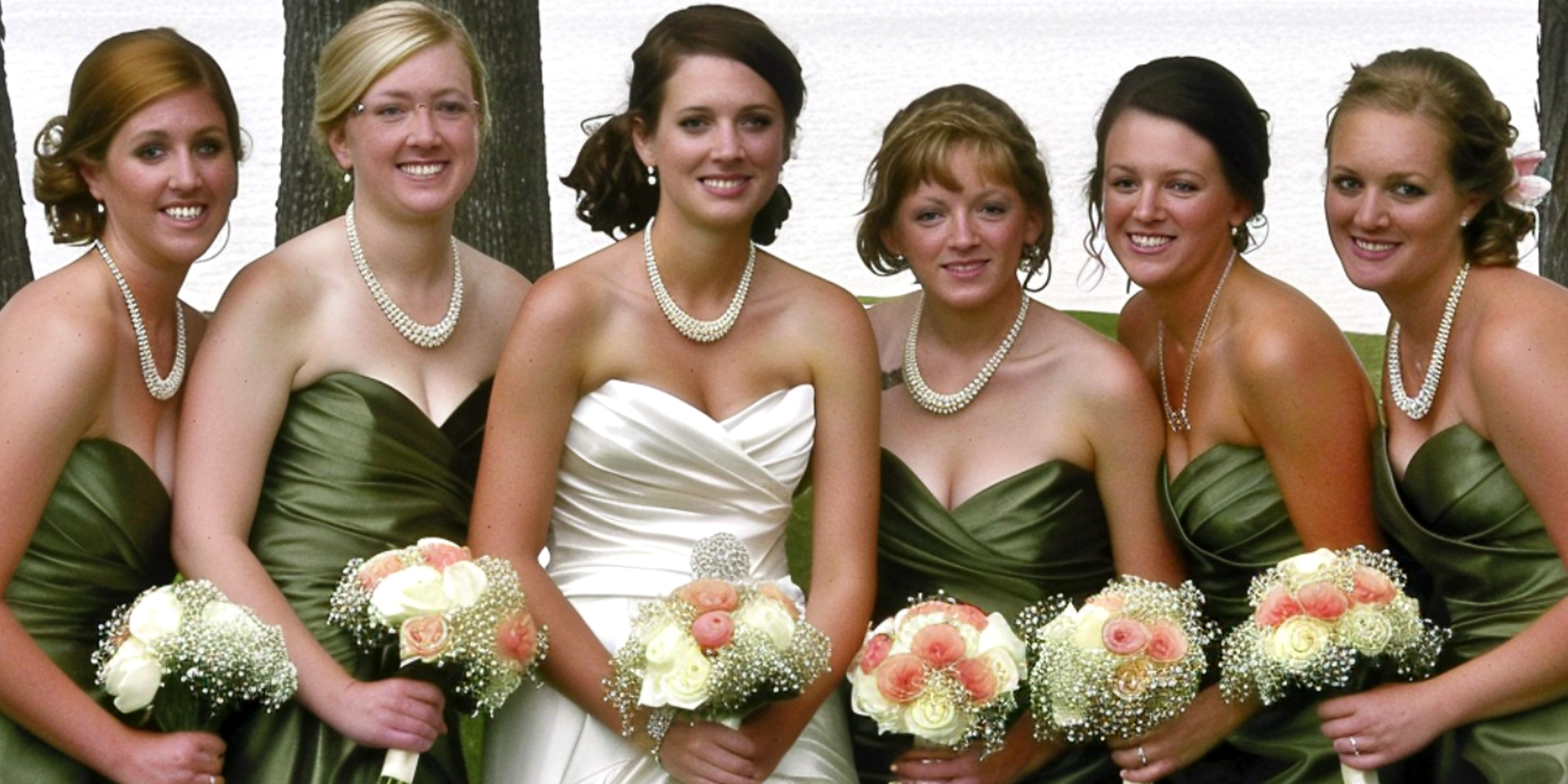 A bride with her bridesmaids | Source: Amomama