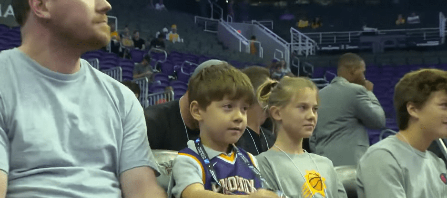 Teddy und sein Vater Ted Bollinger sehen sich ein Basketballspiel bei den Phoenix Suns NBA an. | Quelle: Youtube.com/Inside Edition