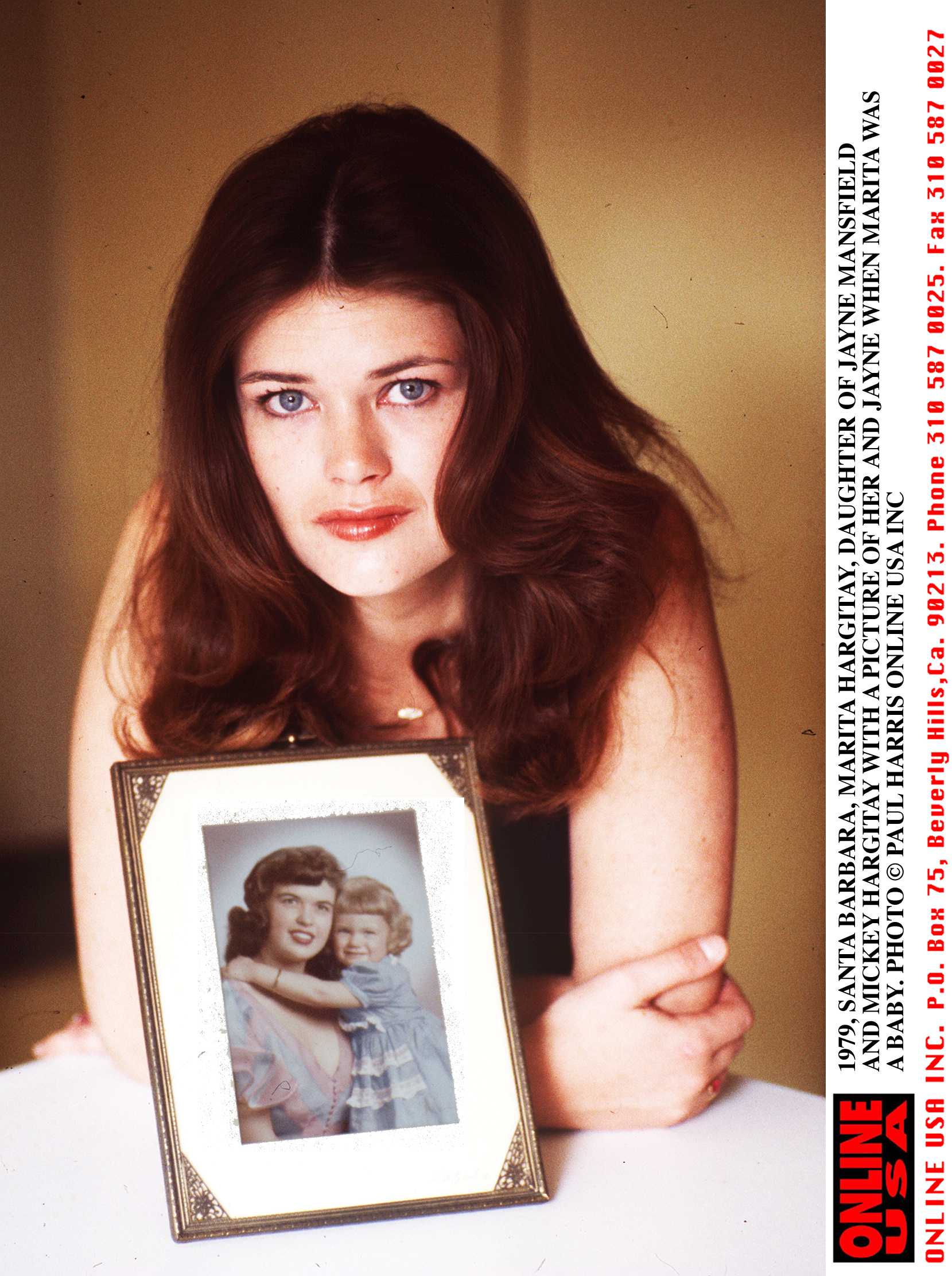 Jayne Marie Mansfield holds a picture of her and her mother, Jayne Mansfield, when she was a child on September 12, 1979, in Oxnard, California | Source: Getty Images