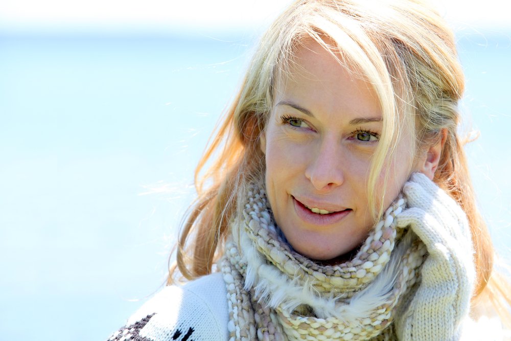 Retrato de mujer de mediana edad en invierno en la playa. | Foto: Shutterstock