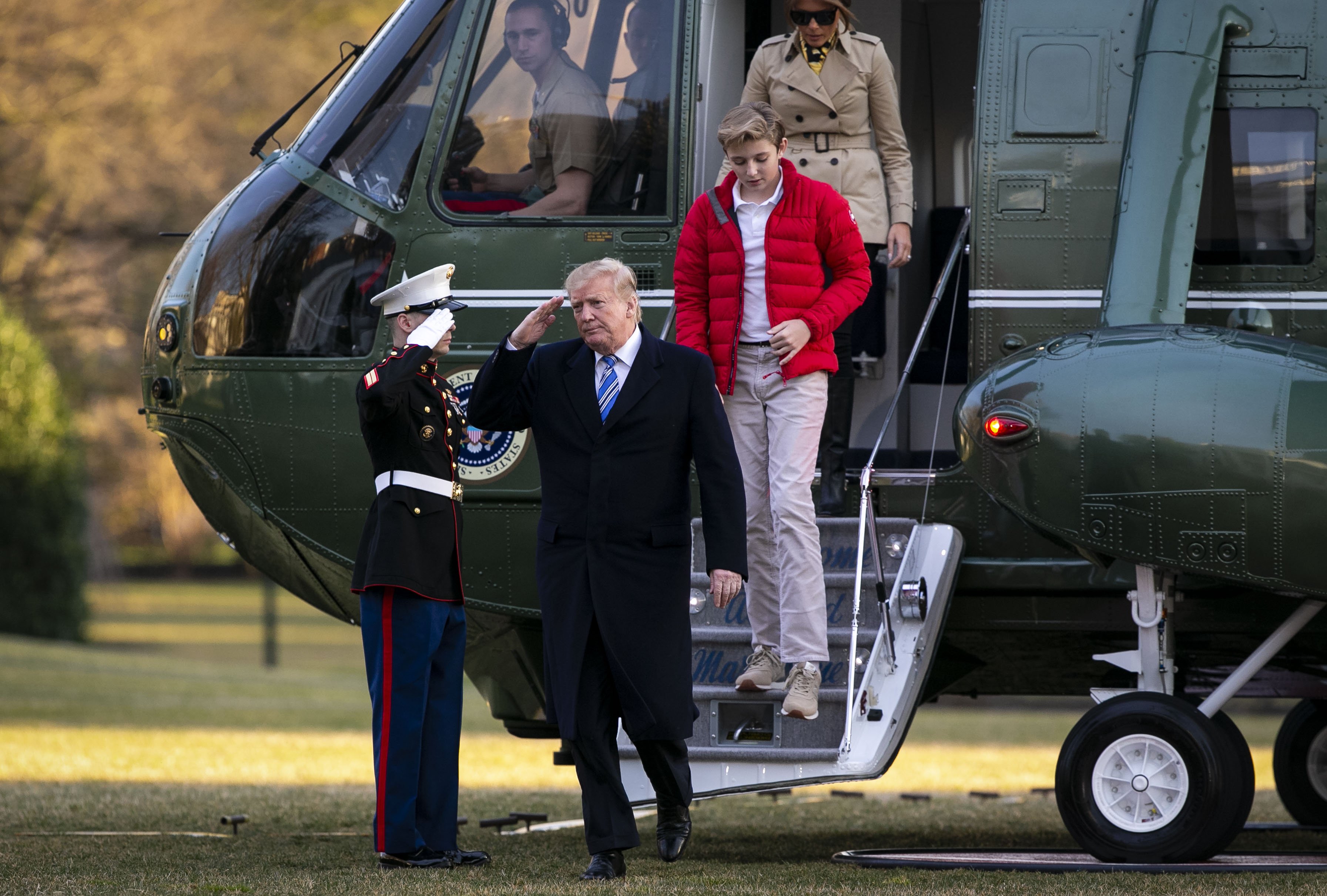 Donald Trump descendant de Marine One Melania Trump et leur fils Barron Trump sur la pelouse sud de la Maison Blanche, à Washington, DC | source : Getty Images Donald Trump descendant de Marine One Melania Trump et leur fils Barron Trump sur la pelouse sud de la Maison Blanche, à Washington, DC | source : Getty Images