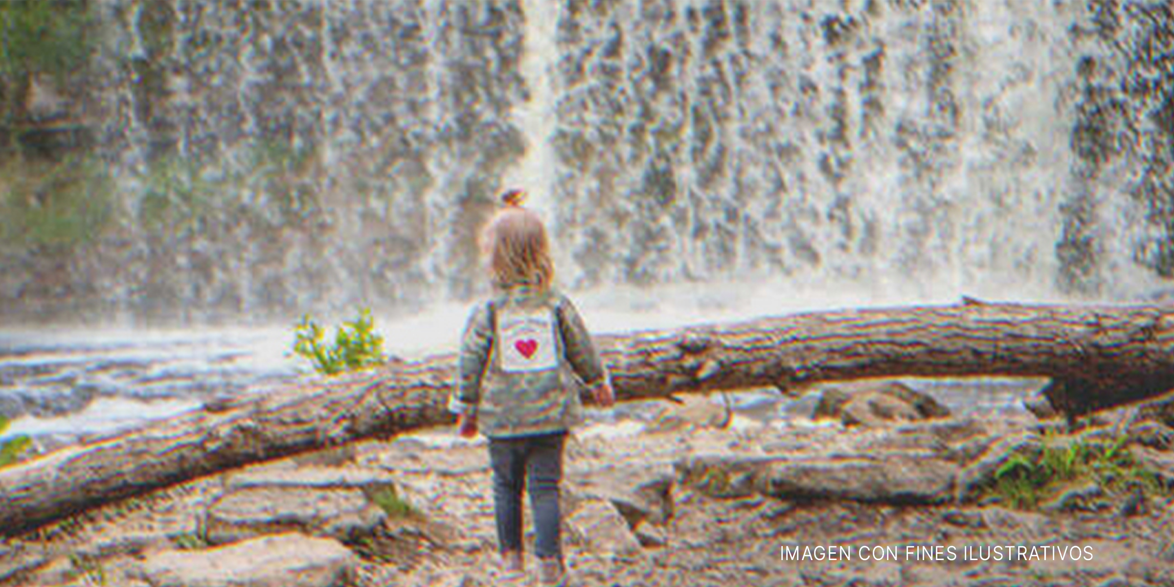 Niña cerca de una cascada. | Foto: Shutterstock