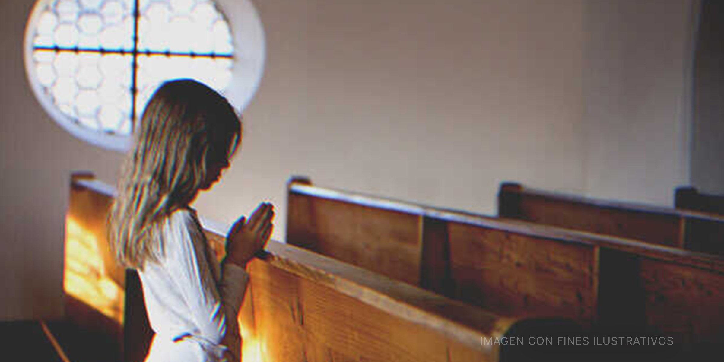 Una niña rezando en una iglesia. | Foto: Getty Images
