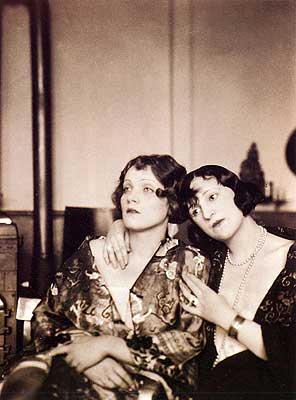 Marlene Dietrich avec Ressel Orla en 1923. l Source : Wikimedia Commons Marlene Dietrich avec Ressel Orla en 1923. l Source : Wikimedia Commons