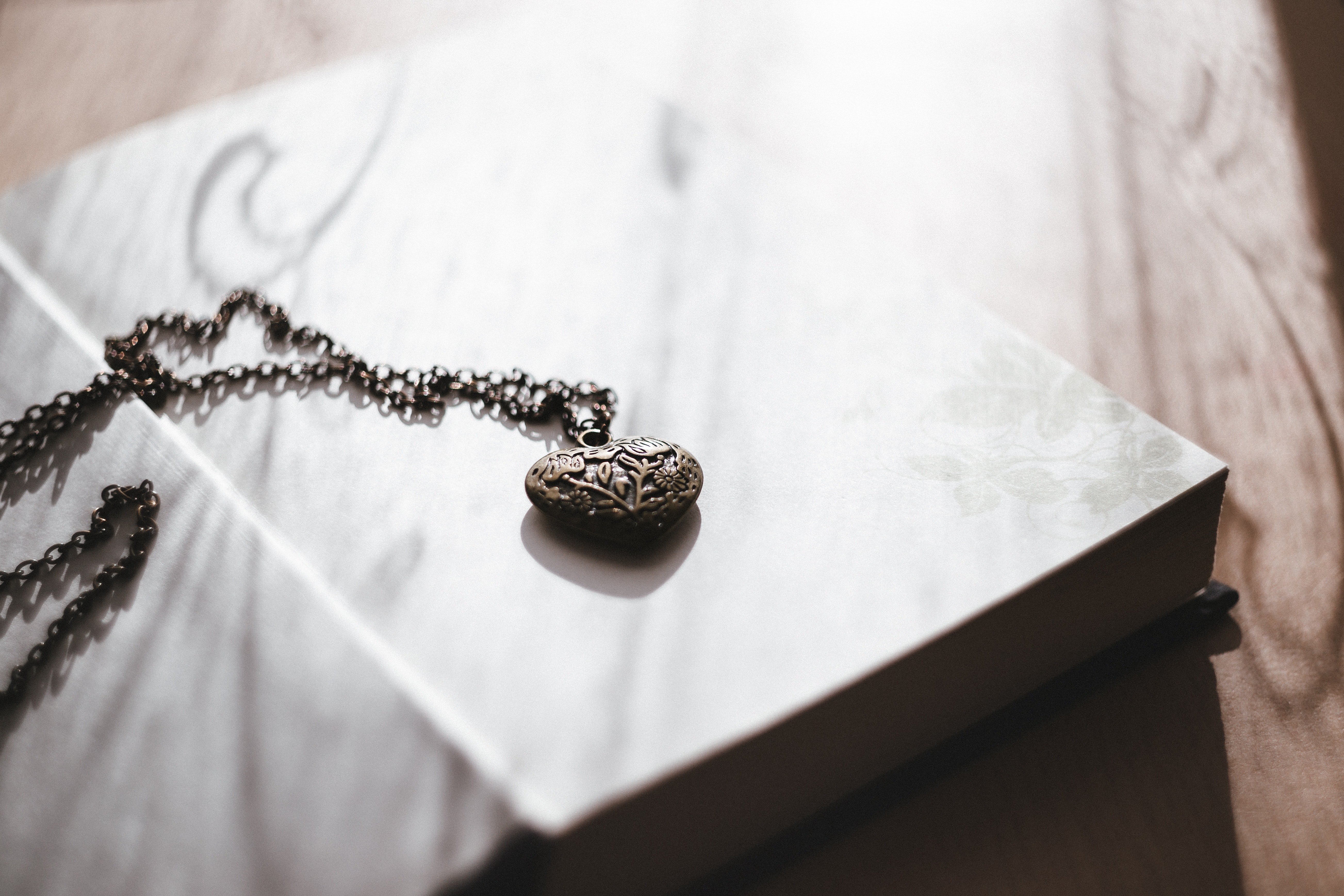 Jessica found a pendant inside the chest | Photo: Pexels