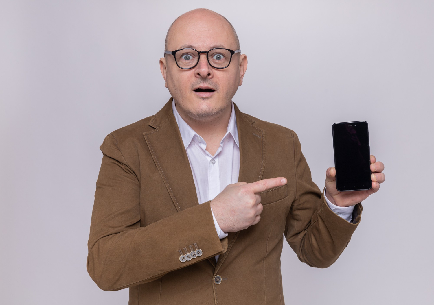 An angry middle-aged man holding his phone | Source: Freepik