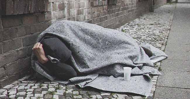 Ein Obdachloser auf der Straße | Shutterstock