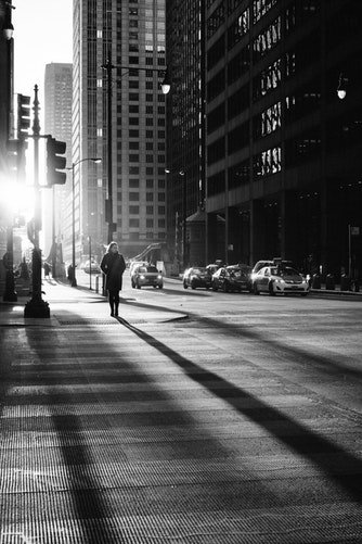 Une rue en prise en noir et blanc | Photo : Unsplash Une rue en prise en noir et blanc | Photo : Unsplash