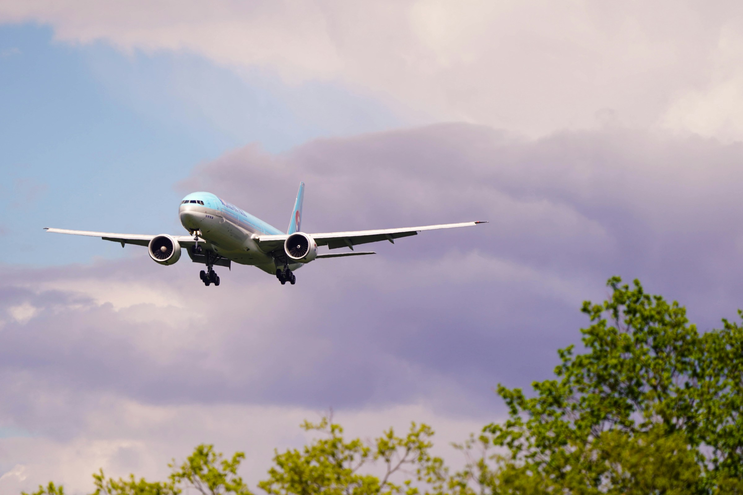 An airplane in flight moments before landing | Source: Unsplash