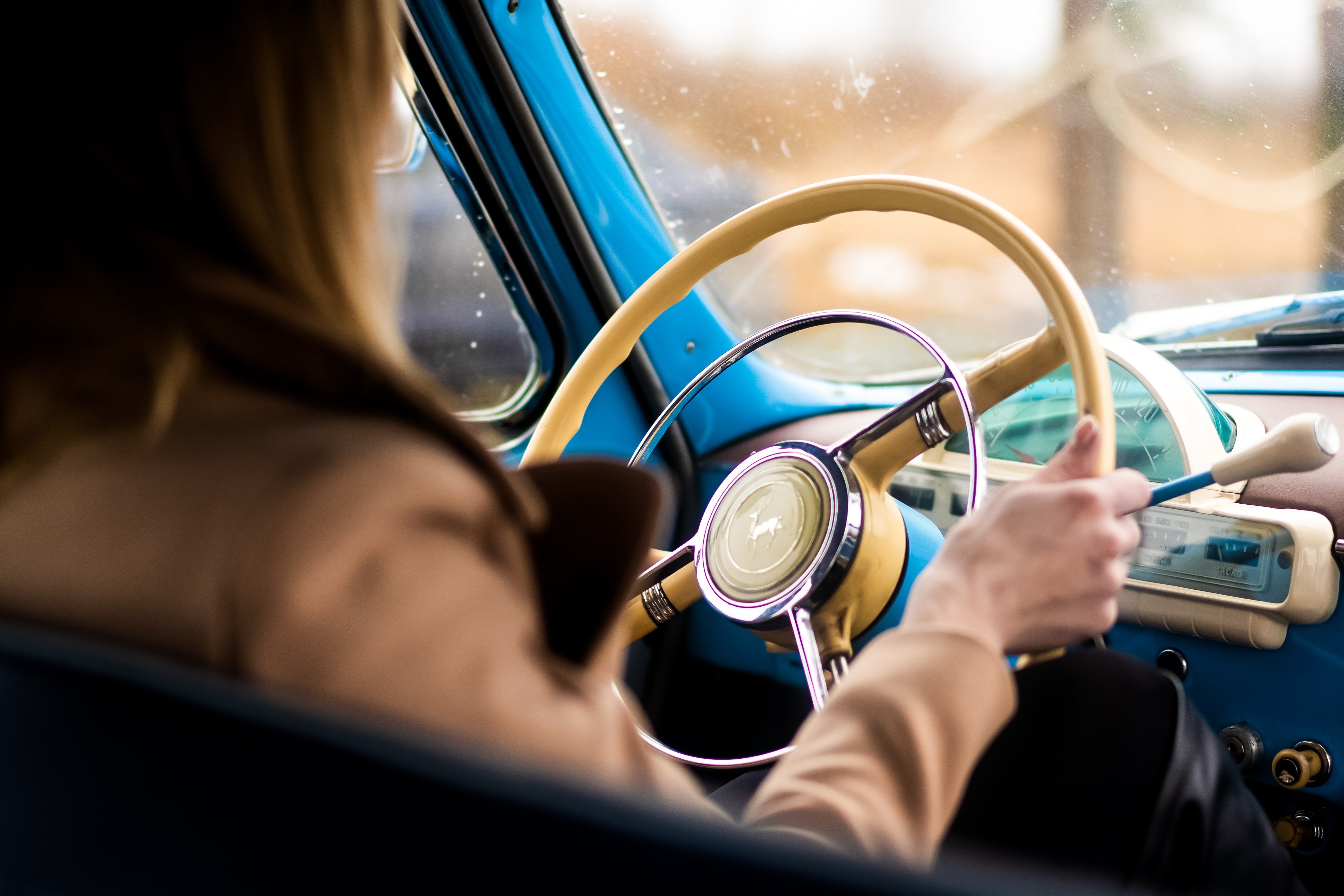 Mujer conduciendo un vehículo. | Foto: Pexels