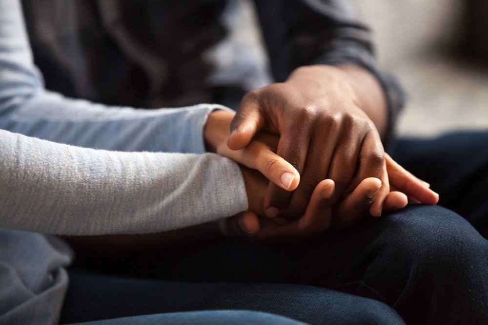 Manos entrelazadas. | Foto: Shutterstock