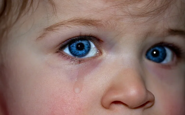 A little girl was crying as she was really hungry. | Photo: Pexels