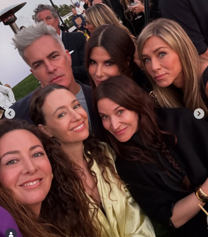 Jennifer Aniston poses with her friends, dated September 7, 2025 | Source: Instagram/jenniferaniston