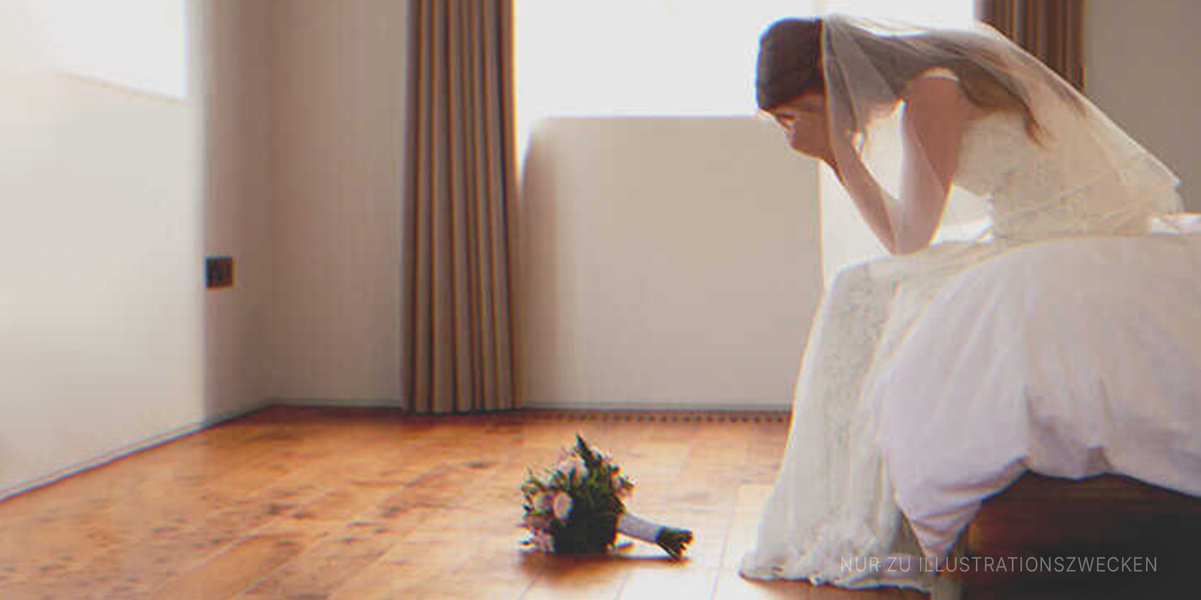 Die weinende Braut in ihrem Zimmer | Quelle: Shutterstock