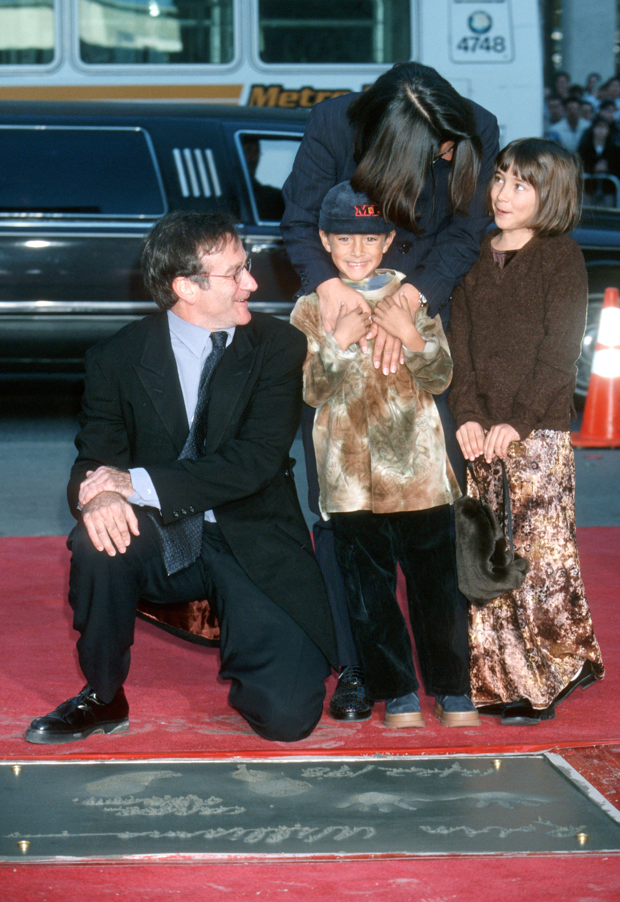 Robin Williams, Marsha Williams, Cody Williams, and Zelda Williams during Robin Williams Footprint Ceremony in Hollywood, California on December 22, 1998 | Source: Getty Images