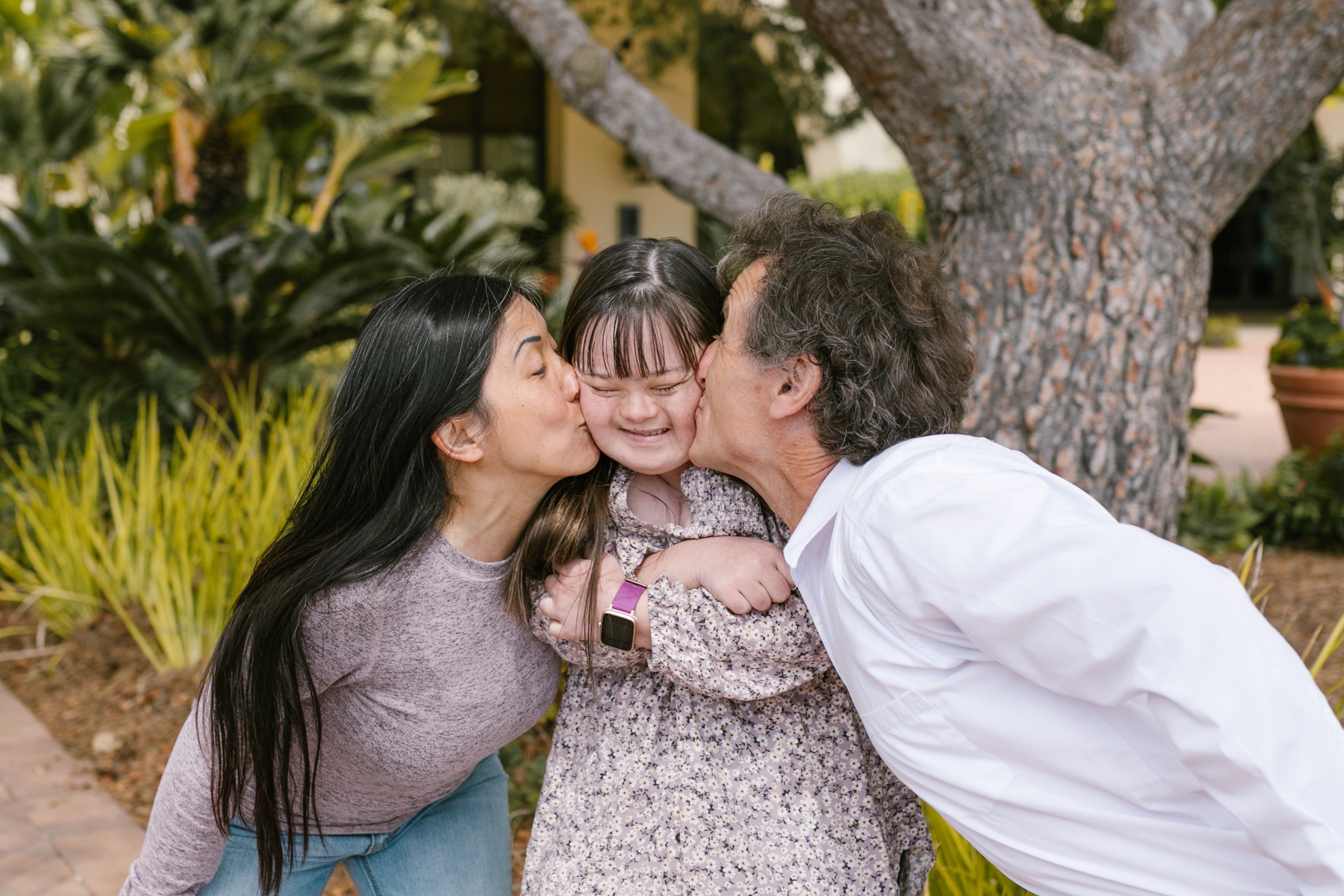 Couple kiss their daughter | Photo: Pexels