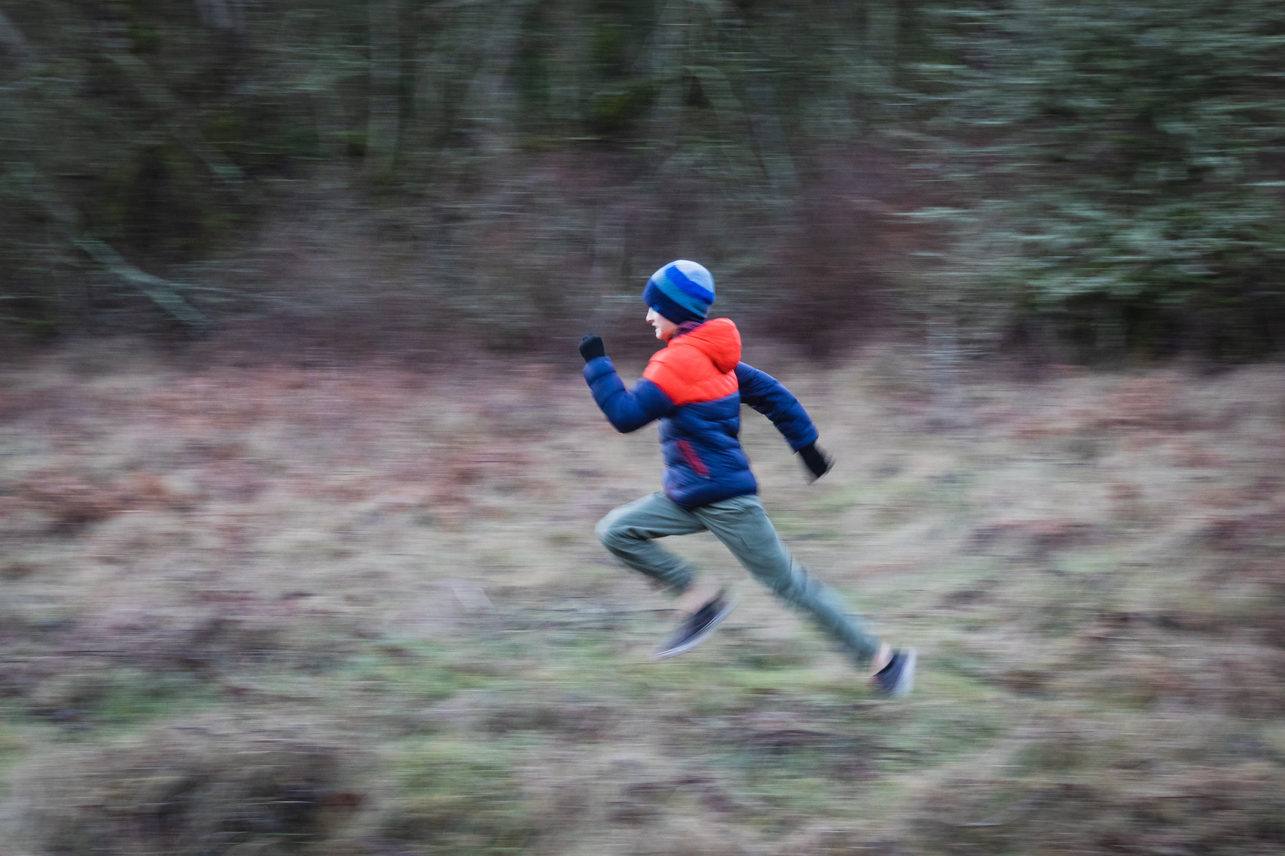 Un chico corriendo en un campo. | Foto: Unsplash