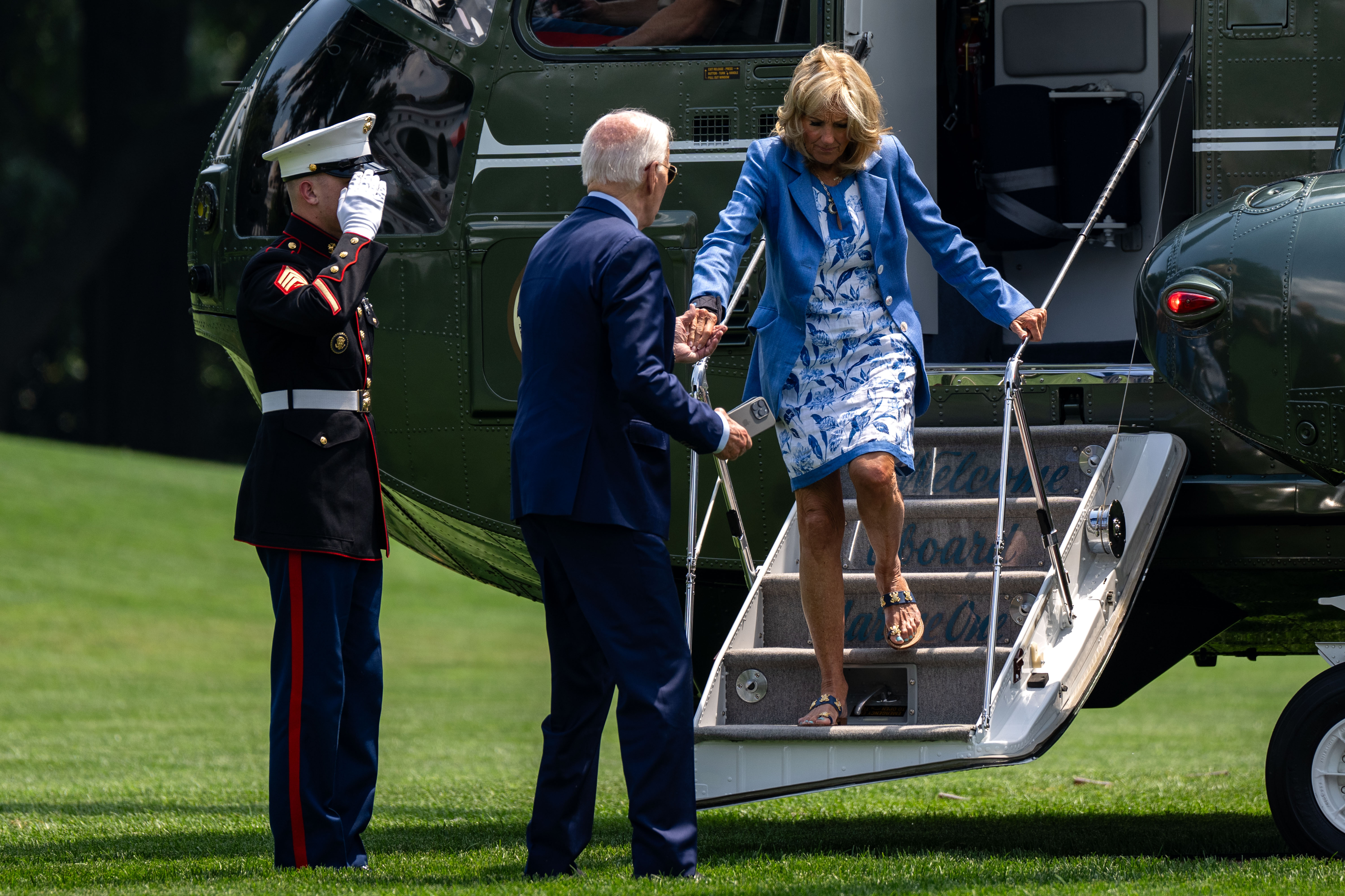 Joe Biden holding his hand out for Jill Biden as she disembarked from Marine One on the South Lawn of the White House on August 5, 2024, in Washington, D.C. | Source: Getty Images
