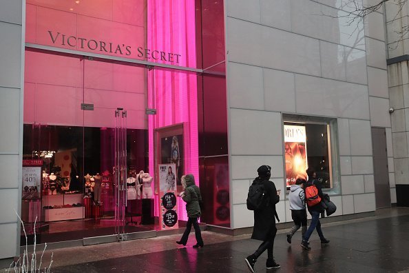  Shoppers walk past a Victoria's Secret store along the Magnificent Mile on November 21, 2019 in Chicago, Illinois | Photo: Getty Images