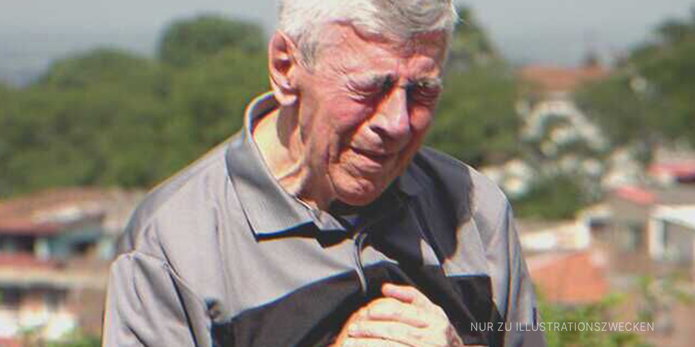 Ein alter Mann weint verzweifelt | Quelle: Shutterstock