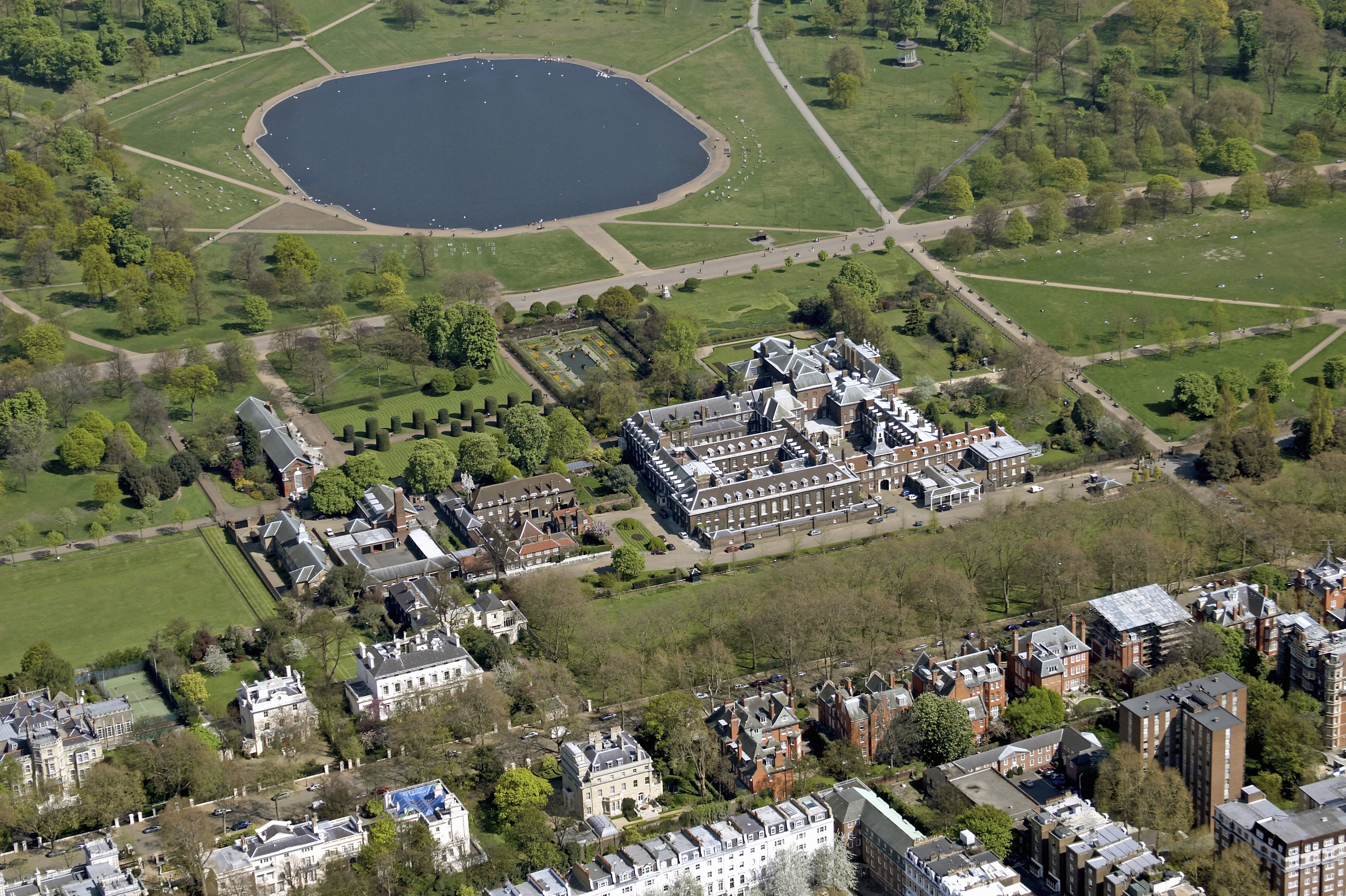 Im Bild: Ein Blick aus der Vogelperspektive auf den Kensington Palace und die Kensington Gardens, London, England | Quelle: Getty Images