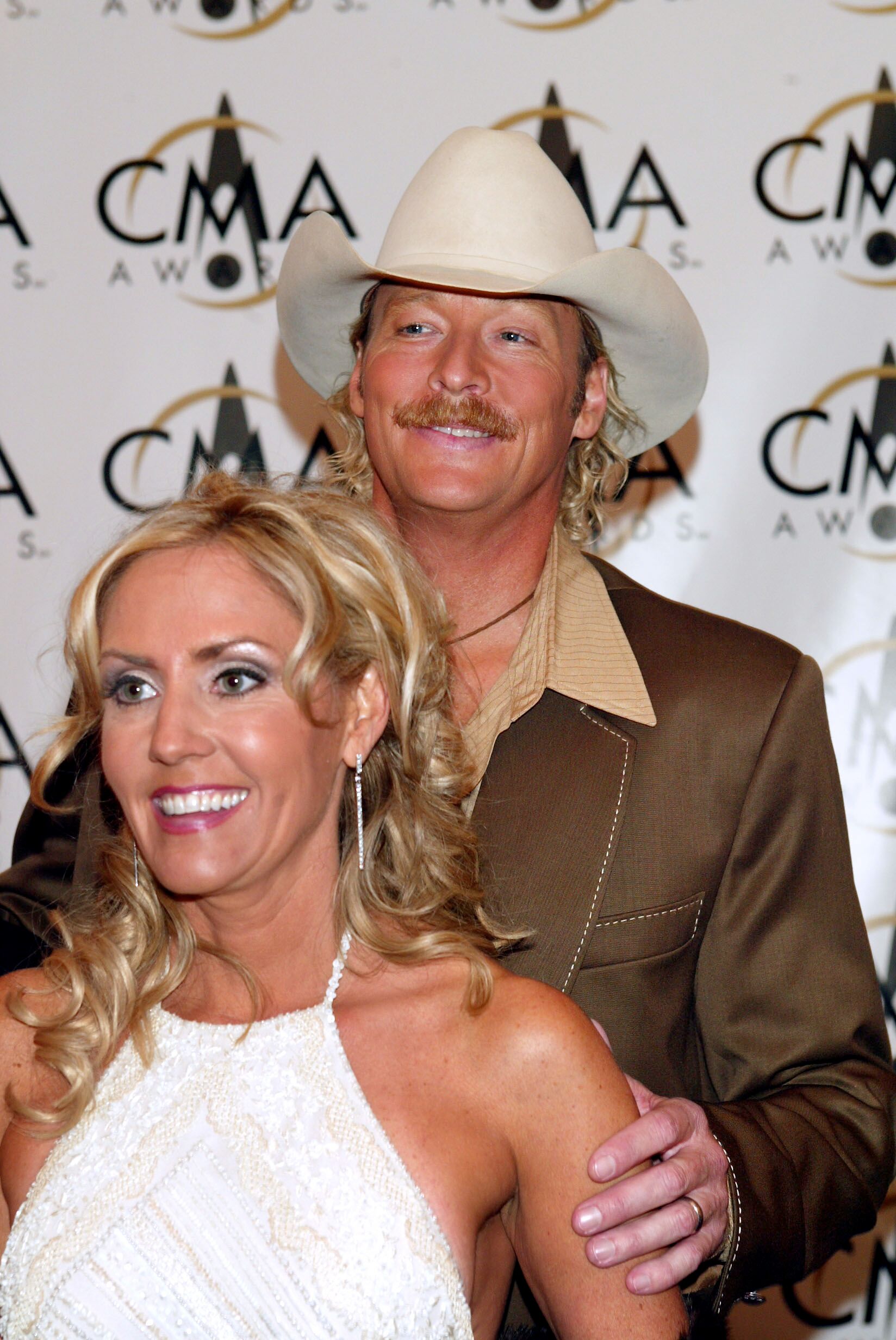 Alan Jackson arrives with his wife Denise at the 36th annual Country Music Association Awards at the Grand Ole Opry House in Nashville, Tennessee, November 6, 2002 | Photo: Getty Images