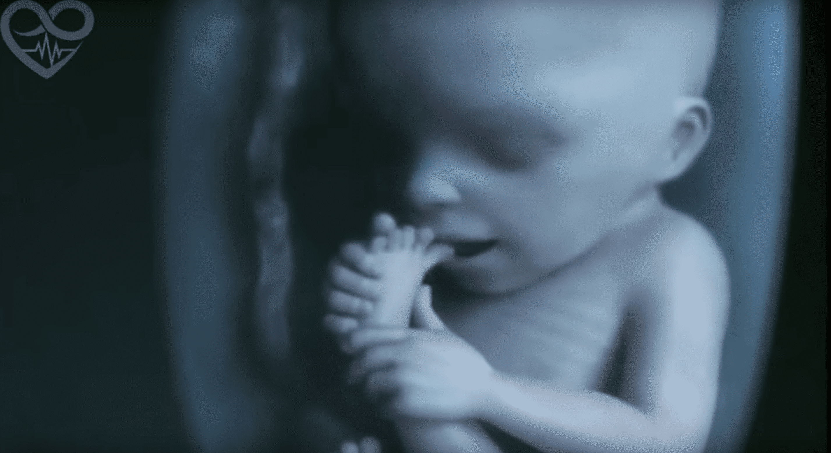 Baby sucks his toe inside the womb. | Source: YouTube/BobbyandDannaJackson