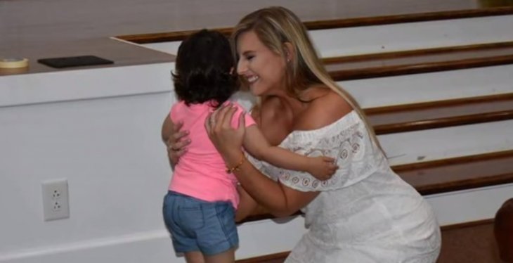 Hayden Ryals abrazando a Skye Savren-McCormick el día de su boda /Foto: YouTube-ABCNews