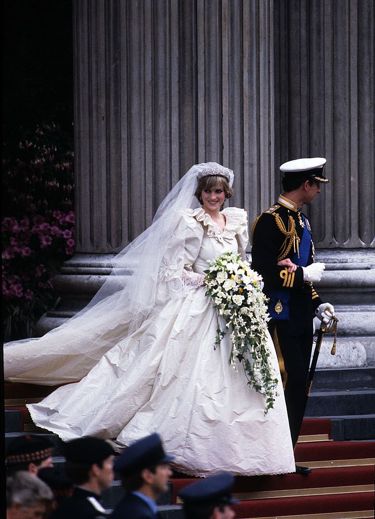 Diana, Prinzessin von Wales beim Verlassen der St. Paul's Cathedral mit Charles, Prinz von Wales an ihrem Hochzeitstag, dem 29. Juli 1981 in London, England | Quelle: Getty Images