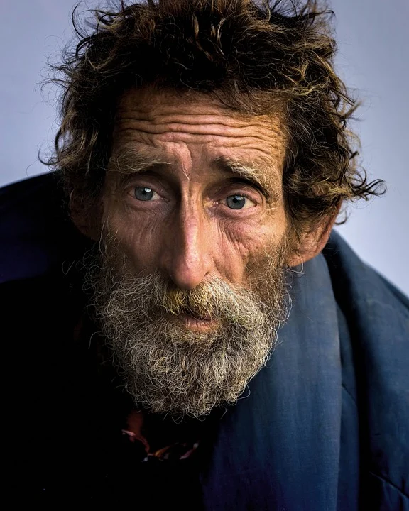 Hombre mayor con apariencia descuidada. | Foto: Pexels