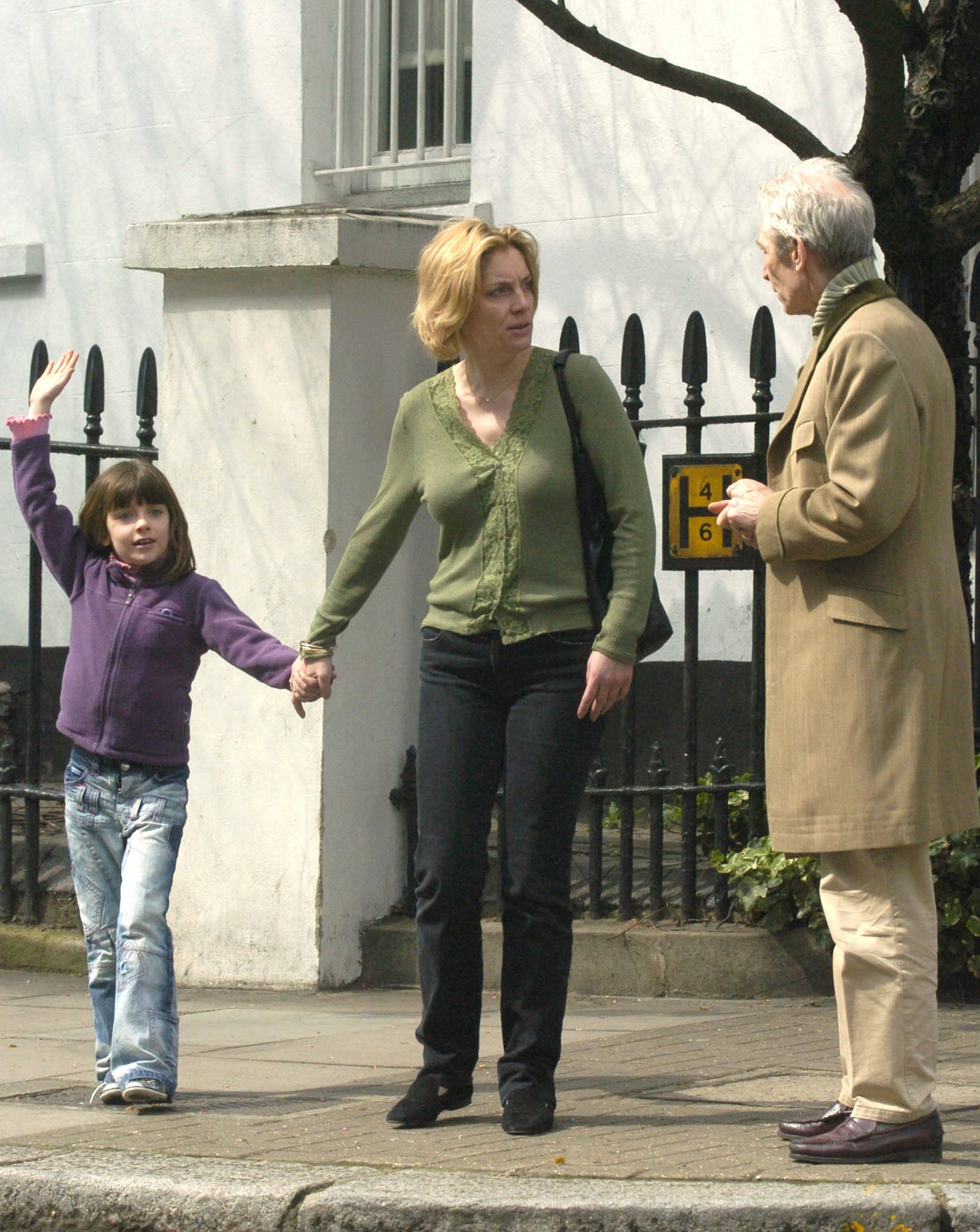 Charlotte Watts with her mother Seraphina and grandfather Charlie in 2004 in Fulham Road, London. | Source: Getty Images