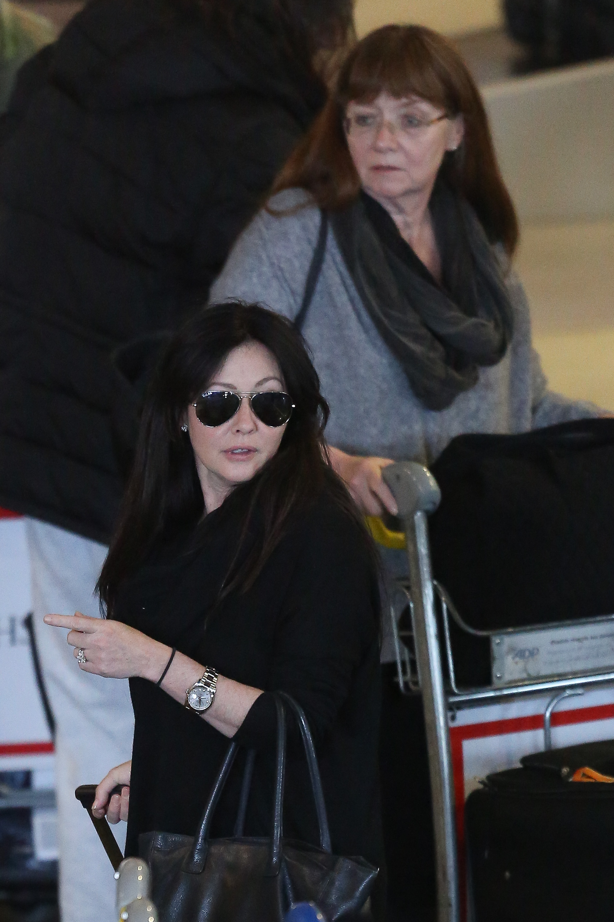 Shannen Doherty and her mother, Rosa, arrive at Charles-de-Gaulle airport in Paris, France, on March 13, 2014 | Source: Getty Images