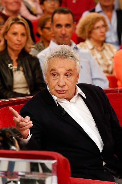 Michel Sardou assiste au spectacle "Vivement Dimanche Prochain" au Pavillon Gabriel à Paris, France. | Photo : Getty Images Michel Sardou assiste au spectacle "Vivement Dimanche Prochain" au Pavillon Gabriel à Paris, France. | Photo : Getty Images