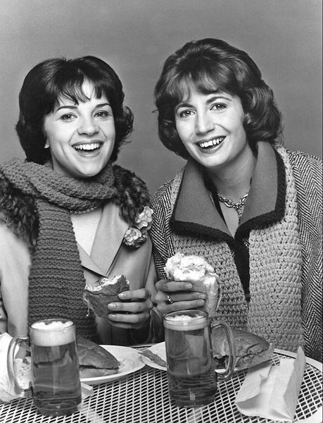 Publicity photo of Cindy Williams and Penny Marshall from the television show Laverne and Shirley. | Source: Wikimedia Commons