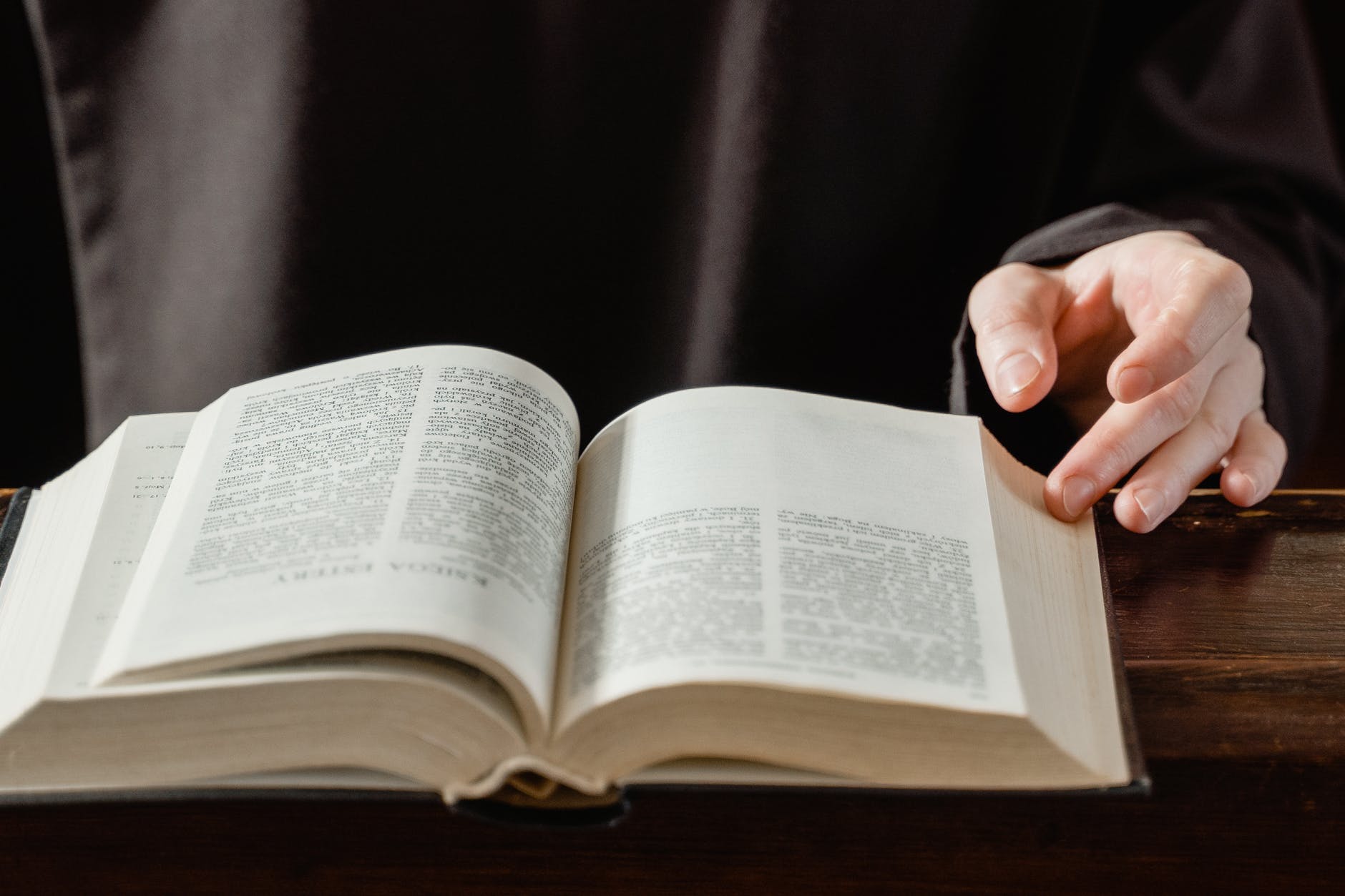 A close up of an open bible | Source: Pexels