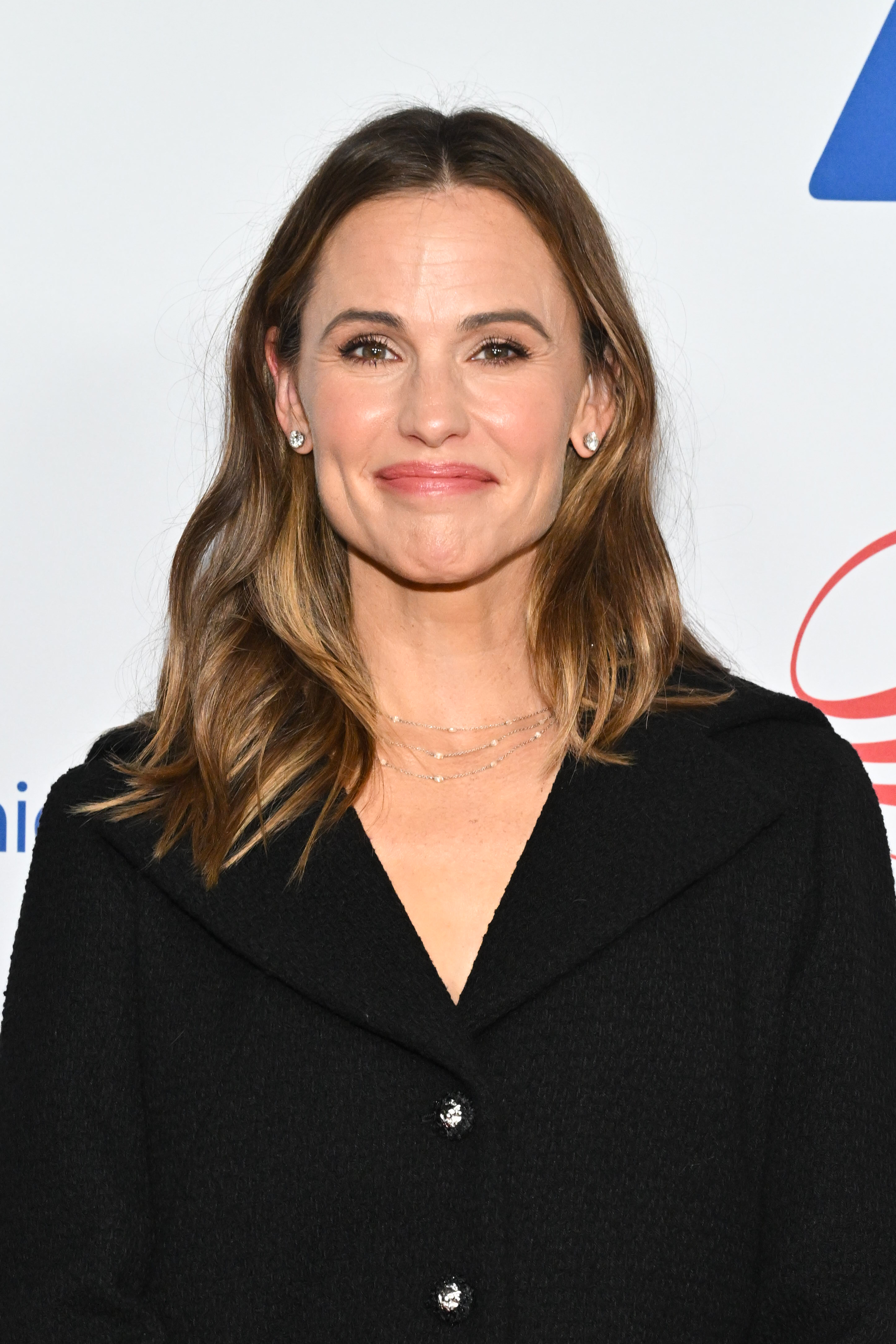 Appearing at a community clinic gala late in the year, Garner showcased the recognizable image fans had adored for decades. | Source: Getty Images