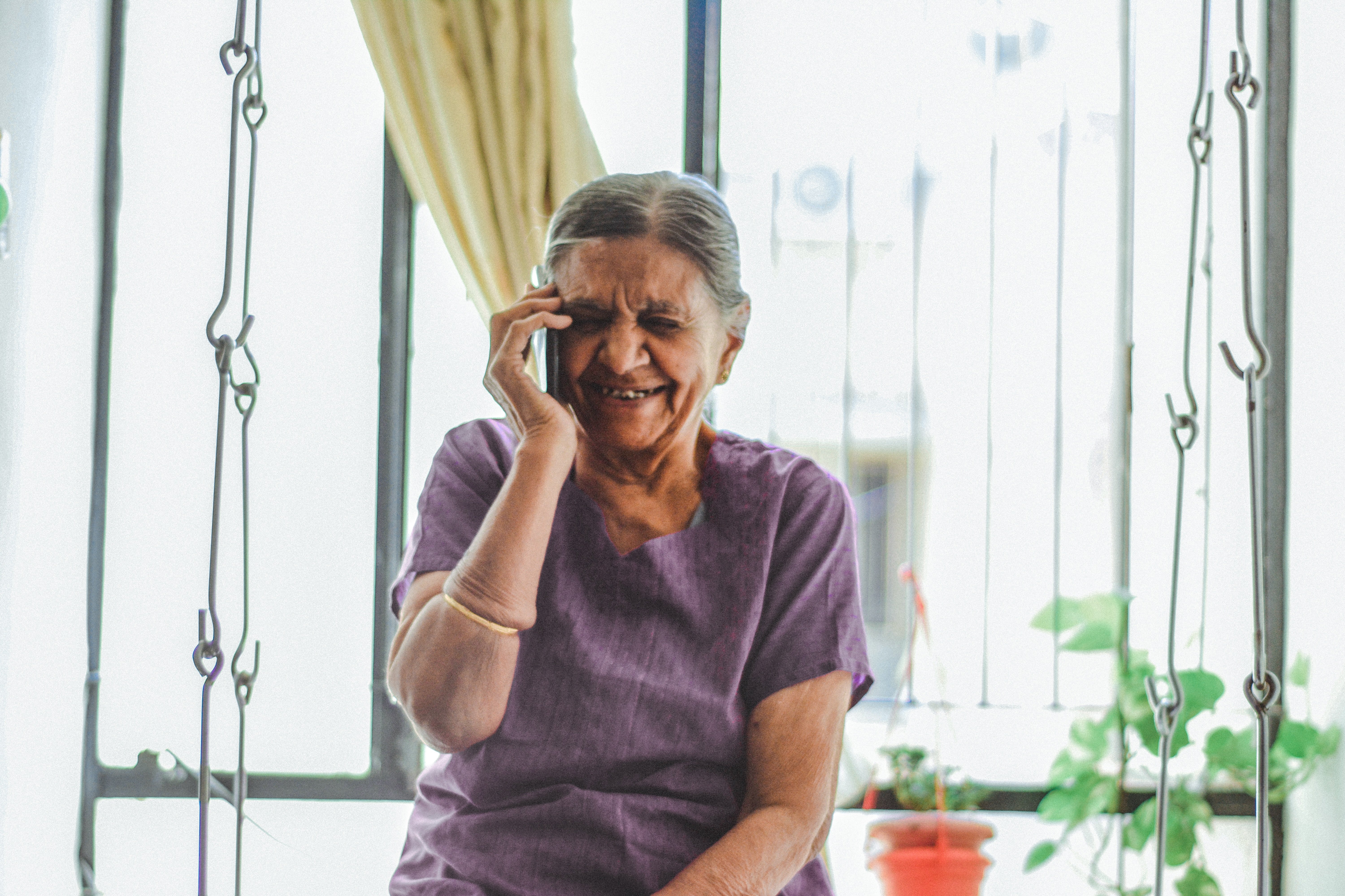An old woman making a phone call. | Source: Unsplash