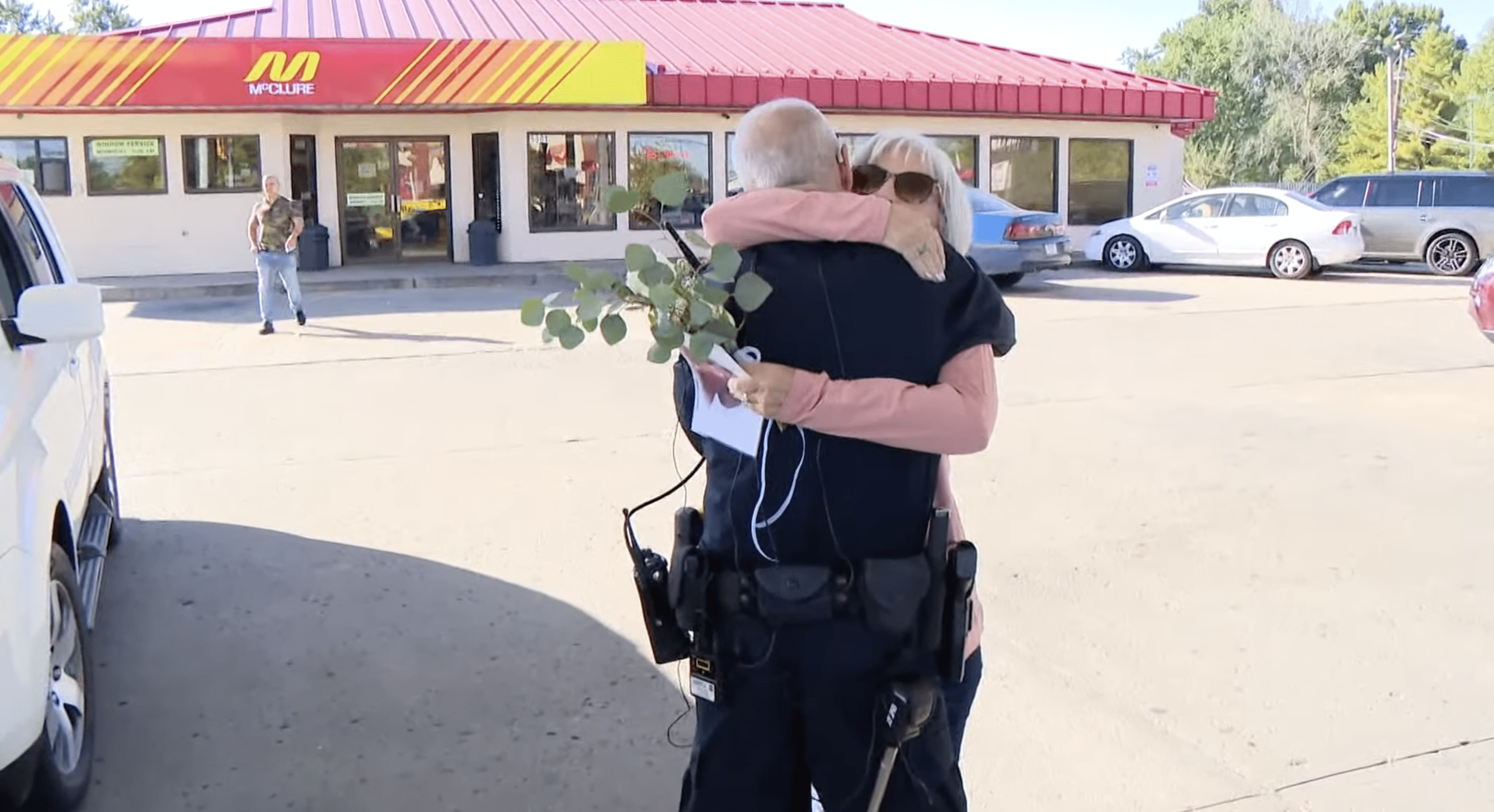 Shelby's mom hugging Officer Stagg, thanking him for his incredible work. | Photo: YouTube.com/WTHR
