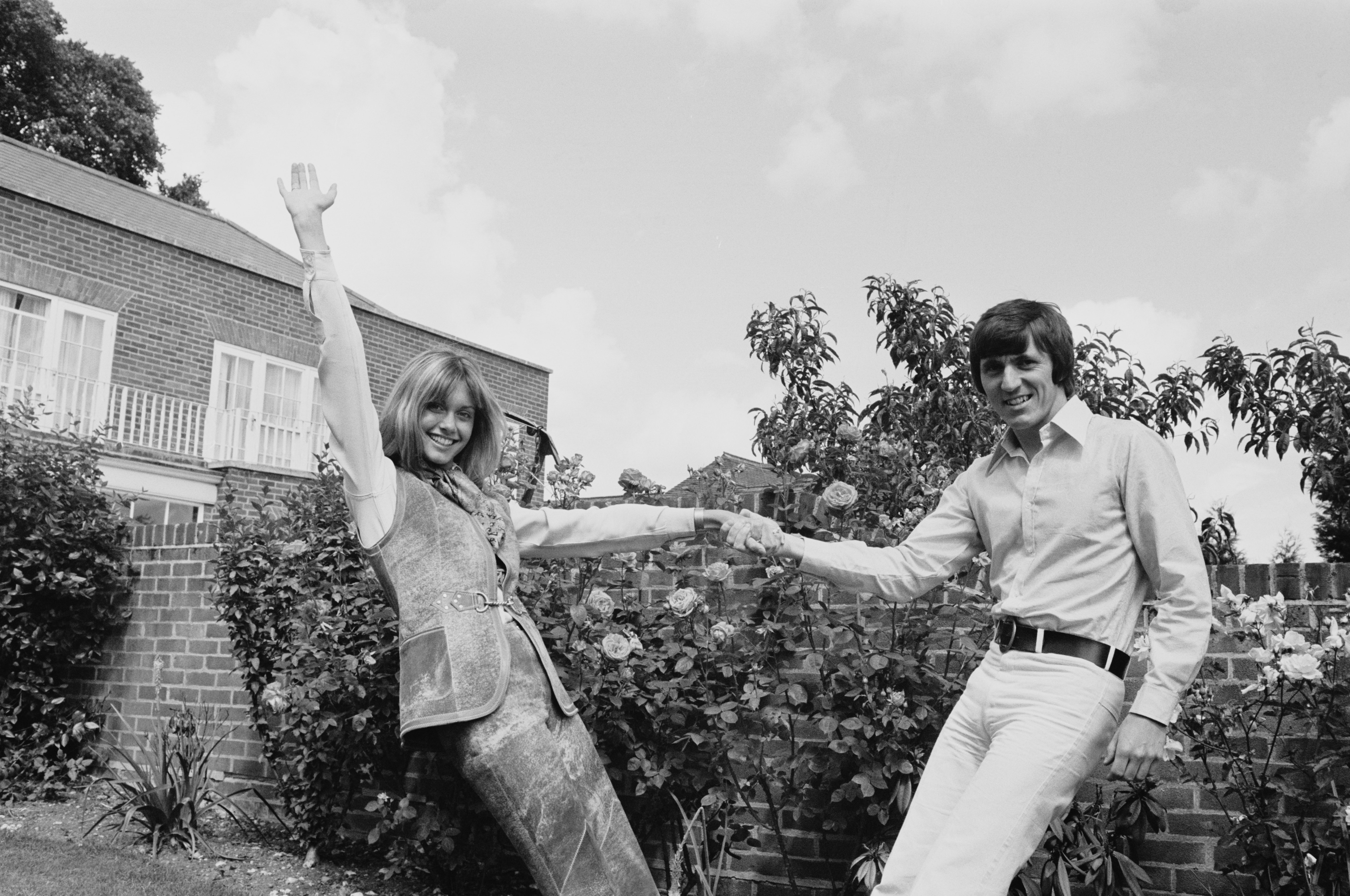 Olivia Newton-John with her ex-fiance Bruce Welch of The Shadows, at their former home in Hertforshire in 1970 | Source: Getty Images