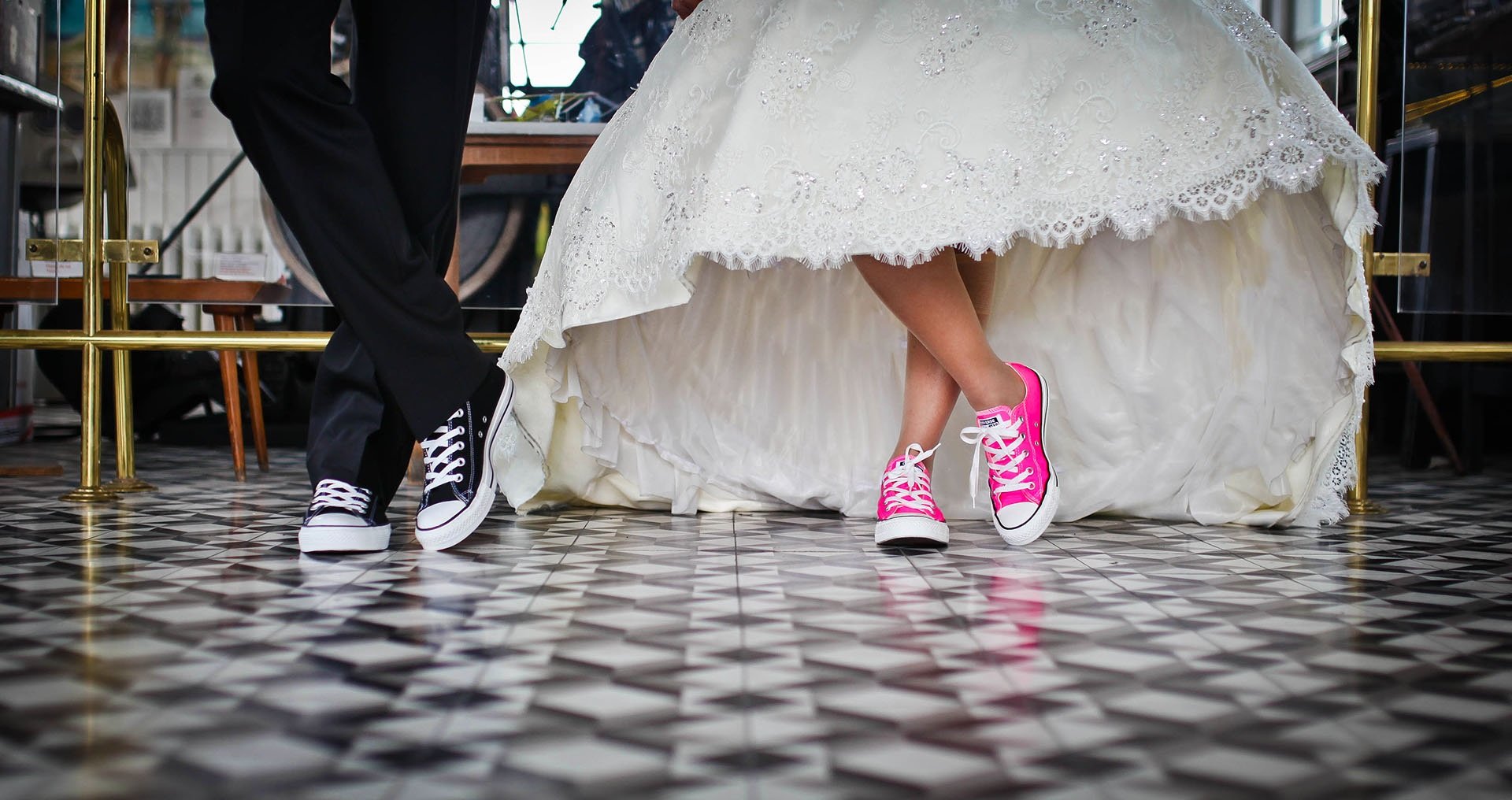 Novio y novia con zapatillas deportivas y trajes de bodas. Fuente: Pixabay