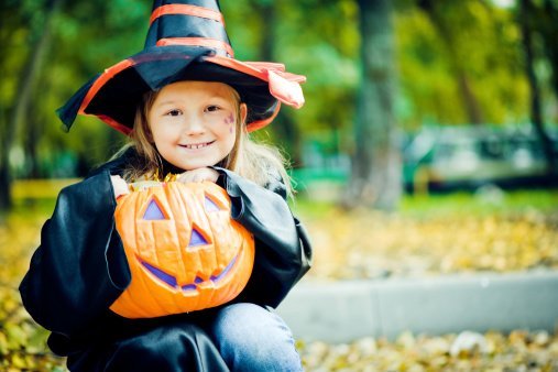 A little girl dressed for Halloween.| Photo: Getty Images.