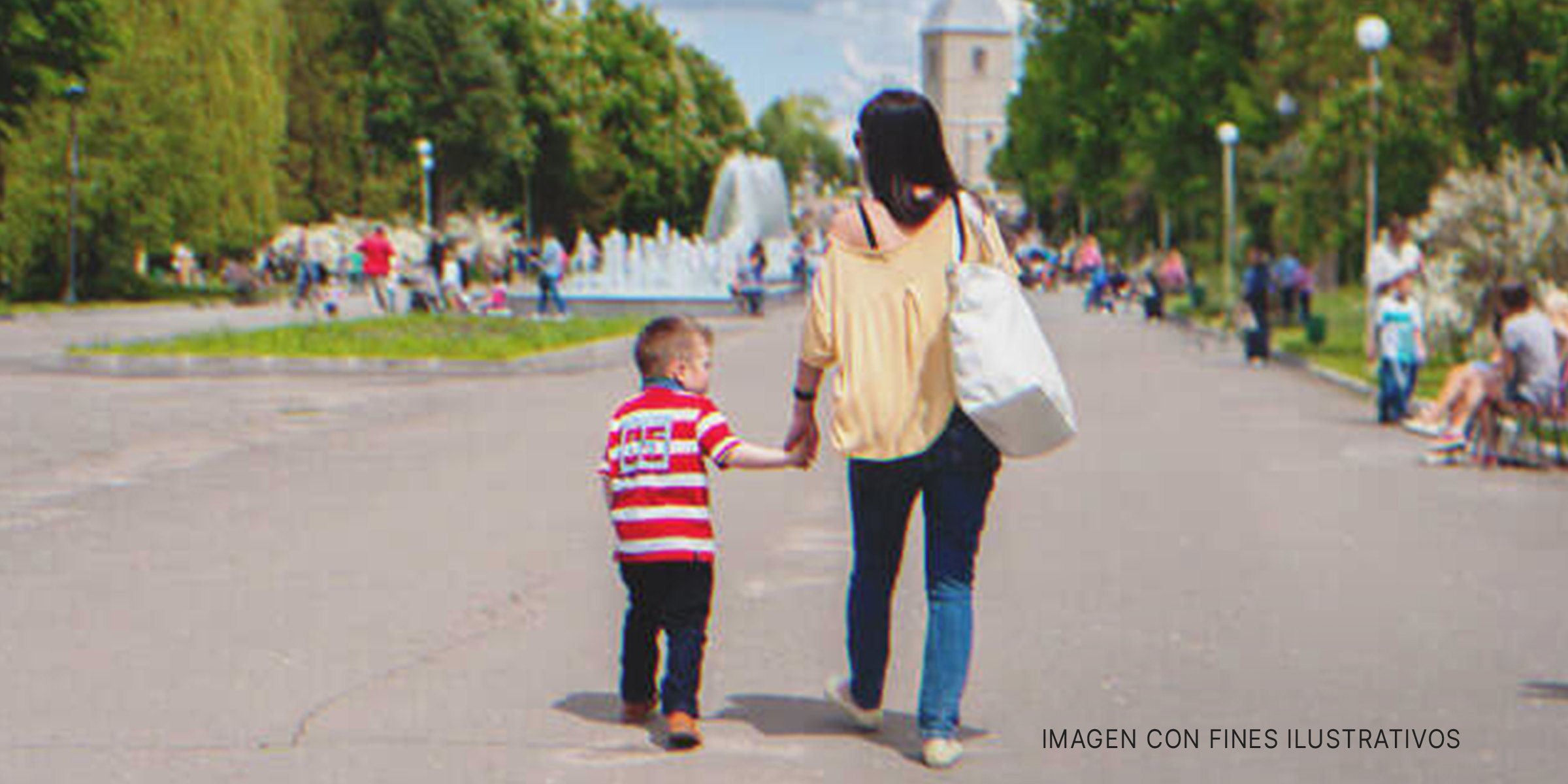 Un niño camina de la mano de su madre | Foto: Shutterstock