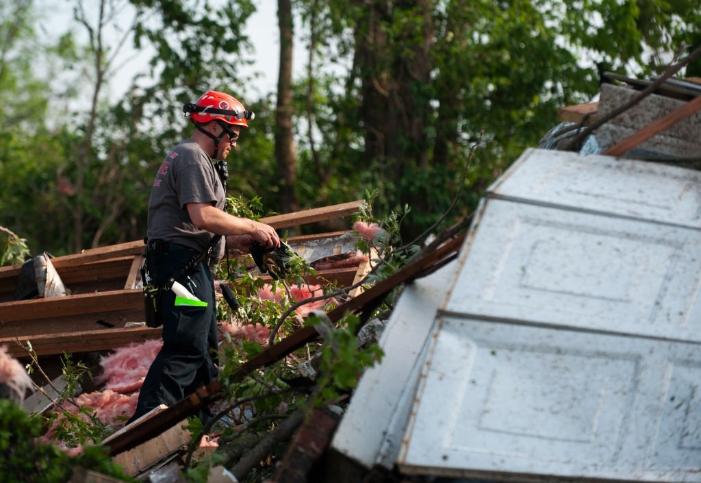 Fire fighters and rescue crews go house to house to search for anyone trapped or injured Trotwood, Ohio. | Photo: Getty Images/GlobalImagesUkraine