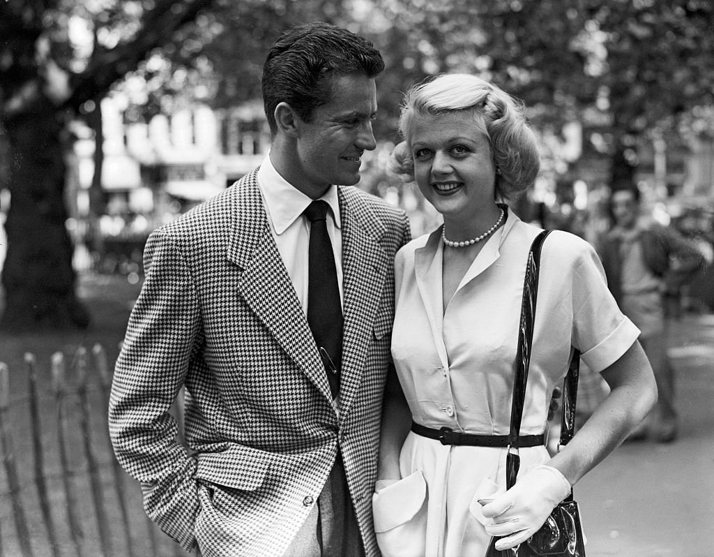 Angela Lansbury y Peter Shaw en Londres para su boda en 1949. | Foto: Getty Images.