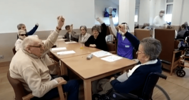 Ancianos de la residencia de Vizcaya, alzando sus brazos en señal de celebración.  | Foto: Youtube/ Vaya Noticias
