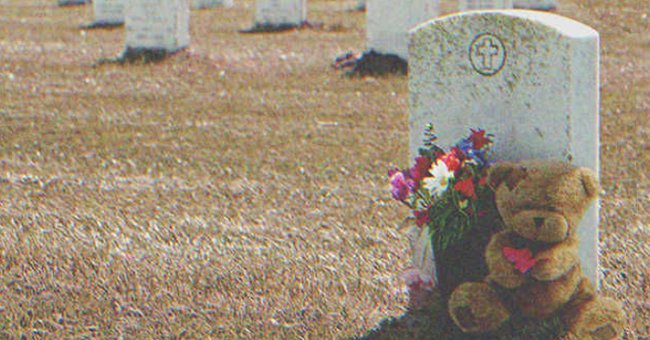 Un osito de peluche junto a una tumba en un cementerio. | Foto: Shutterstock