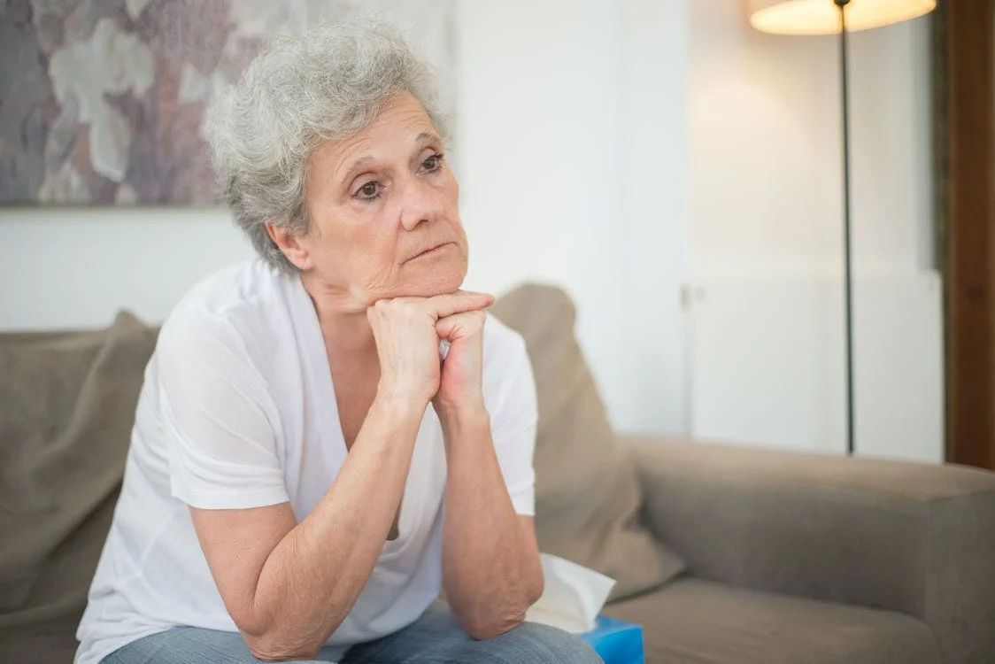 Madeleine decided to just go to bed early and hope her kids would call soon. | Source: Pexels