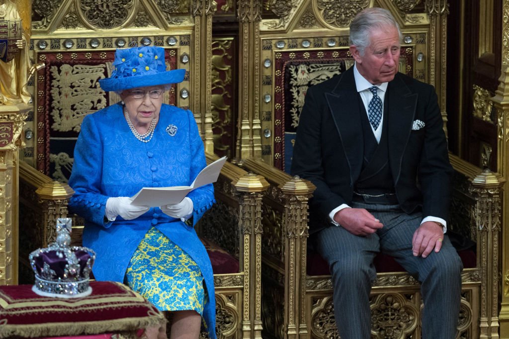 La reina Elizabeth II y el príncipe Charles en el Palacio de Westminster. el 21 de junio de 2017 en Londres, Inglaterra. | Foto: Getty Images