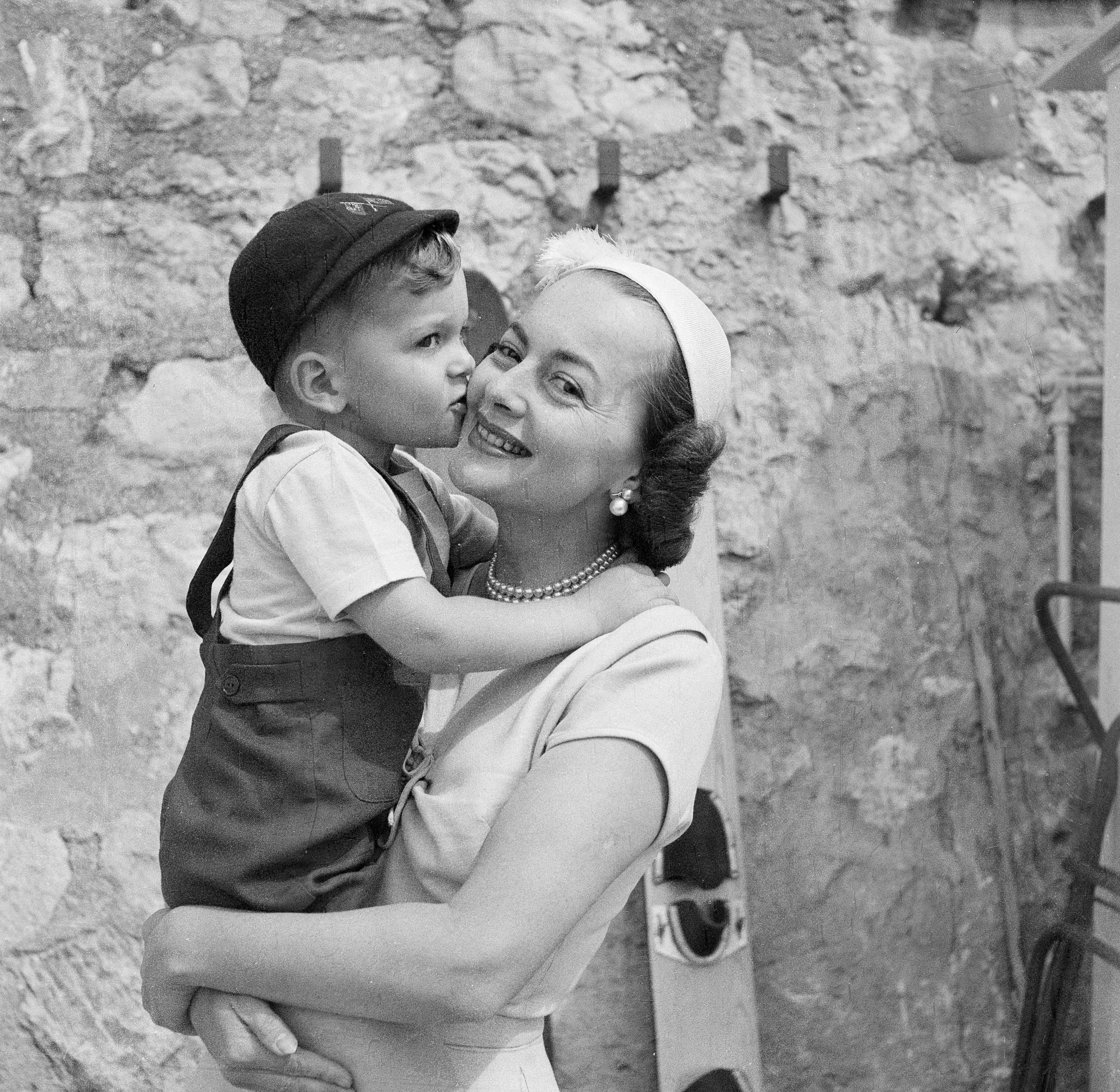Olivia de Havilland y su hijo Benjamin Goodrich en el 6° Festival de Cine de Cannes el 01 de abril de 1953. | Foto: Getty Images Olivia de Havilland y su hijo Benjamin Goodrich en el 6° Festival de Cine de Cannes el 01 de abril de 1953. | Foto: Getty Images