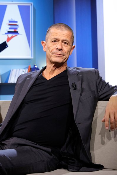 'écrivain Emmanuel Carrere pose lors d'une session de portrait dans le talk-show télévisé "La Grande Librairie" sur France 5 présenté par François Busnel à Paris, France le 10/03/2018. | Photo : Getty Images